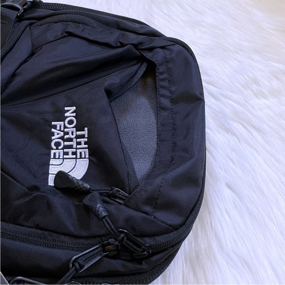 The North Face Unisex Recon 30 Liter Black Backpack - Picture 6 of 11